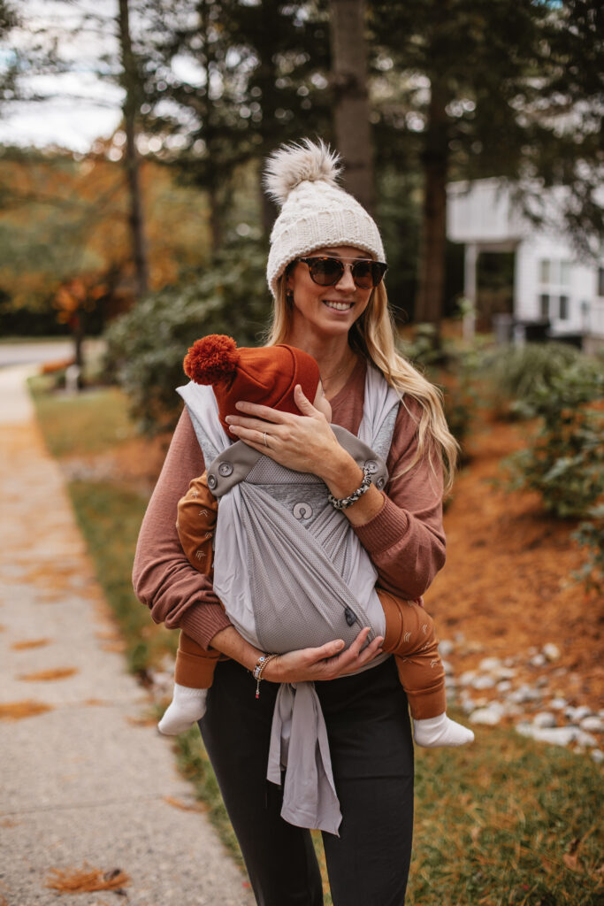 Tips for Traveling with a Toddler. Travel tips and gear for toddlers. Toddler and baby carrier. Travel baby carrier. Compact baby carrier. Chic baby carrier.